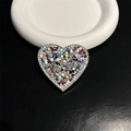 Dettaglio del supporto per telefono a cuore con strass argentati e glitter colorati - Glitter Esagonali Multicolore (N. 2)