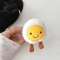 Detailopname van pluche koptelefoonhoesje in de vorm van een ei met een schattig gezicht - Pluche eigeel (alleen backclip) / Geel
