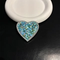 Dettaglio del supporto per telefono a cuore con paillettes e bordo in strass - Paillettes sfumate blu verdi (N. 3)