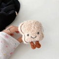 Detailopname van pluche toast brood hoofdtelefoonhoesje met borduursel en zachte bruine vacht - Pluche toast (alleen backclip) / Khaki