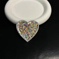 Dettaglio dell'impugnatura per telefono a cuore glitterata con bordo in strass lucidi - Paillettes Mix Arcobaleno (N. 4)