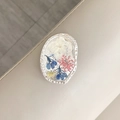 Detailansicht des silbernen Handyhalters mit echten Trockenblumen und Harz - Oval Echtblume-Silberfolie Weiße Hortensie
