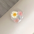 Nahaufnahme der herzförmigen Handyhalterung aus Harz mit echten Trockenblumen und Silberfolie - Silberfolie Weiße Chrysantheme (3D Herzständer - Echte Blume)