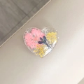 Detail eines herzförmigen Handy-Halters aus Harz mit echten Trockenblumen und Silberfolie - Silberfolie Rosa Rittersporn (3D Herzständer - Echte Blume)