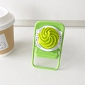 Grüner Klappstuhl Handyhalter mit einem kreativen Deko-Geschenk oben drauf - Spiralcreme / Grüne Creme (Gift Magnetisch)
