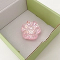 Détail du support de téléphone patte de chat rose pailleté dans sa boîte cadeau - Rose