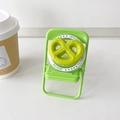 Detailansicht eines grünen Pretzel-Griptok auf einer transparenten Handyhalterung - Brezelform / Grünes Herz/Brezel (Gift Magnetisch)