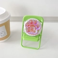 Griptok de chat rose pailleté posé sur une chaise miniature verte, vue détaillée - Rouge Irisé (Magnétique)
