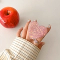 Macro di un supporto per telefono a cuore con glitter rosa e finitura in acrilico - Rosso