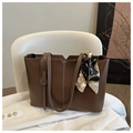 Detalle del bolso tote de cuero marrón con costuras blancas y bufanda de seda barroca - Marrón Oscuro