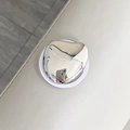 Dettaglio del supporto magnetico per telefono a forma di cuore in argento lucido - Cuore di Conchiglia Metallica / Argento
