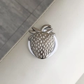 Dettaglio del supporto magnetico per telefono a forma di fragola argentata con texture - Fragola Metallica / Grigio