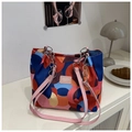 Detailopname van een grote tote bag met kleurrijke patronen en een decoratieve ketting - Abstracte Print Roze Bandjes / Roze