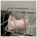Detail van lichtroze hobo tas met diagonale geplooide textuur en smalle schouderriem - Roze
