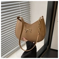 Primer plano detallado del bolso hobo de media luna marrón con hebilla de lazo dorado - Caqui