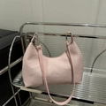 Bolso medialuna rosa minimalista con textura de sarga y hebilla de metal dorado - Rosa