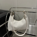 Bolso tote de tejido blanco minimalista con detalles dorados en estante moderno - Blanco