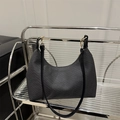 Bolso hobo negro minimalista en tejido texturizado con herrajes de metal dorado - Negro