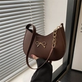 Braune Halbmond-Schultertasche mit goldener Schleife und Kettenriemen im French-Stil - Braun