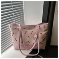 Détails du sac cabas en velours côtelé rose avec imprimé cerises et base en cuir lisse - Rose