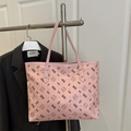 Sac fourre-tout rose avec ours de dessin animé et rivets dorés suspendus sur un portant - Rose
