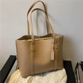 Schicker beiger Shopper aus Kunstleder mit viel Stauraum und langen Schulterriemen - Khaki