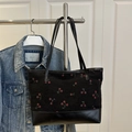 Minimalistische schwarze Totebag mit Kirschstickerei und Lederboden am Displayständer - Schwarz