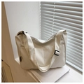 Dettaglio della borsa tote in nylon bianco con tasca frontale e tracolla regolabile minimal - Bianco