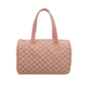 Bolso Boston rosa con estampado de letras M y cremallera dorada en fondo blanco - Rosa