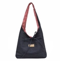 Borsa tote in denim blu con manici a quadretti rossi e fiocco su sfondo bianco - Quadretti Rosa Lato B