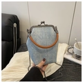 Λεπτομέρεια denim bucket τσάντας με στρας και ρετρό μεταλλικό κλείσιμο πλαισίου - Στυλ Denim με Στρας / Ανοιχτό μπλε