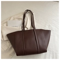 Détail d'un sac cabas marron foncé en similicuir avec texte embossé de haute qualité - Marron