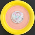 Vue macro d'un support de téléphone MagSafe en cœur avec des paillettes macarons colorées - Blanc