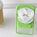Détail du support téléphone cœur blanc avec nœud argenté sur mini chaise verte - Blanc perlé