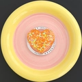 Détail d'un support MagSafe en forme de cœur avec des paillettes orange et jaunes éclatantes - Orange