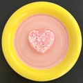 Detailed view of heart-shaped glitter phone stand with pink resin and shiny sequins - Candy Heart - Pink