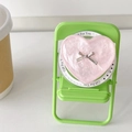 Détail du support de téléphone cœur pailleté rose avec nœud argenté sur support - Rose perlé