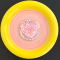 Détail du support MagSafe cœur pailleté rose avec des sequins sur un plateau décoratif - Rose