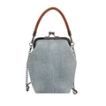 Sac bandoulière rétro en denim avec clous argentés, poignée brune et chaîne en métal - Bleu clair