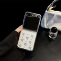 Dettaglio della custodia trasparente con fiocchi d'argento 3D e glitter per Samsung Z Flip6 - Custodia Rigida Opaca-Glitter Colla a Goccia-Fiocco con Perle d'Argento / Samsung ZFlip3