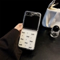 Dettaglio della custodia glitterata per Galaxy Z Flip con decorazioni a fiocco in metallo - Custodia Rigida Opaca-Glitter Colla a Goccia-Papillon con Perle d'Argento / Samsung ZFlip3