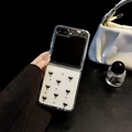 Dettaglio custodia Samsung Z Flip trasparente con cuori argento 3D e effetto metallo - Custodia Rigida Opaca-Glitter Colla a Goccia-Cuore di Lava con Perle d'Argento / Samsung ZFlip3