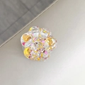 Primo piano di un supporto per telefono 3D a zampa di gatto con paillettes colorate - Paillettes Colorate N. 4