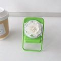 Vista de detalle del soporte de móvil flor 3D blanca con perlas y detalles dorados - Blanco (Flor de Concha Magnética)