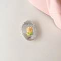 Dettaglio del supporto per telefono a fiore giallo con base a specchio argentata - Girasole Giallo