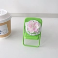 Détail macro d'un support Magsafe en forme de fleur de nacre avec pétales rosés - Violet Blanc (Fleur de Coquillage Magnétique)