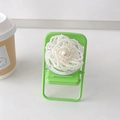 Détail d'un support MagSafe fleur en perles sur une petite chaise verte décorative - Fleur de Perle Creuse (Magnétique)