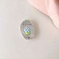 Dettaglio di un supporto per telefono a forma di tulipano argento con petali blu - Fiore Blu