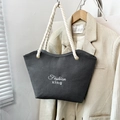 Graue Canvas-Einkaufstasche mit modischer Stickerei und weißen Seilgriffen im Trend-Stil - Schwarz