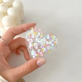 Dettaglio del supporto per telefono a cuore con paillettes colorate e resina - Paillettes Colorate Cuore N. 1
